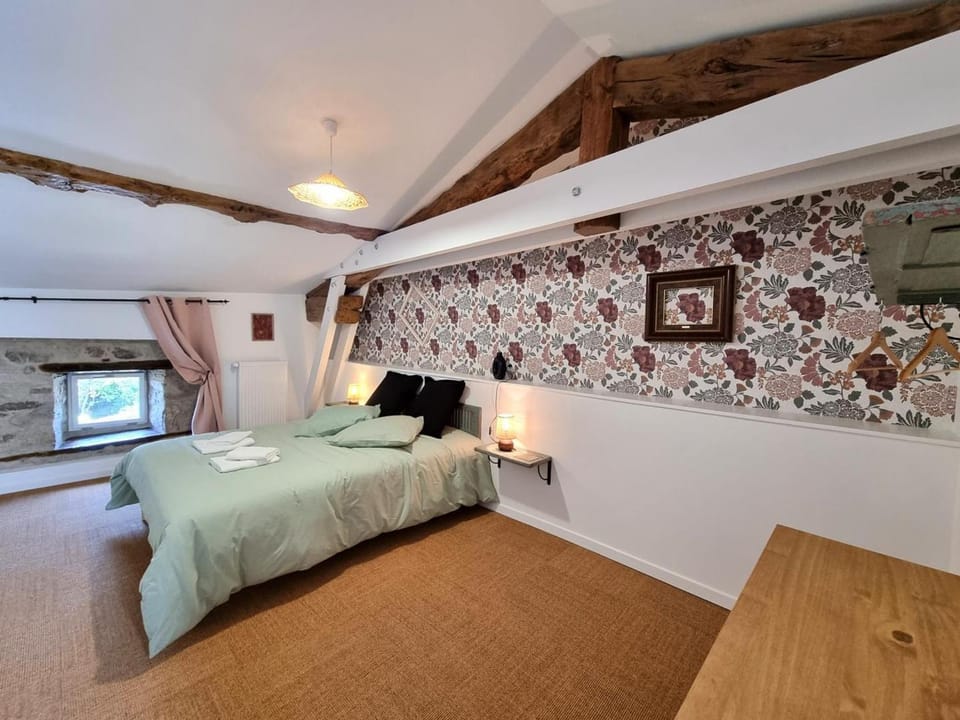 Gîte spacieux avec spa et jardin pour 10 personnes - FR-1-496-358 House in Auvergne-Rhône-Alpes