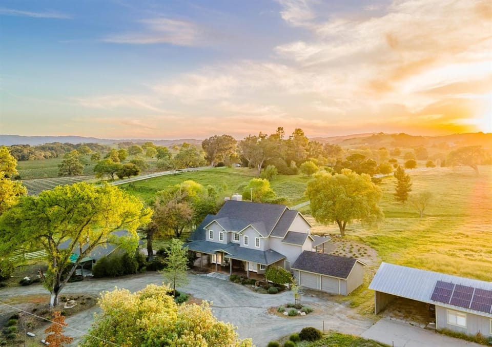 Hive & Hivette Castoro Winery StayEV16 guests Country House in Templeton