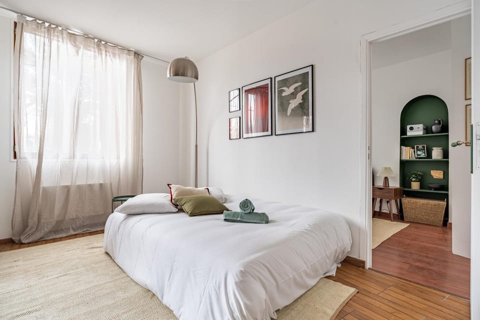 Bed, Living room