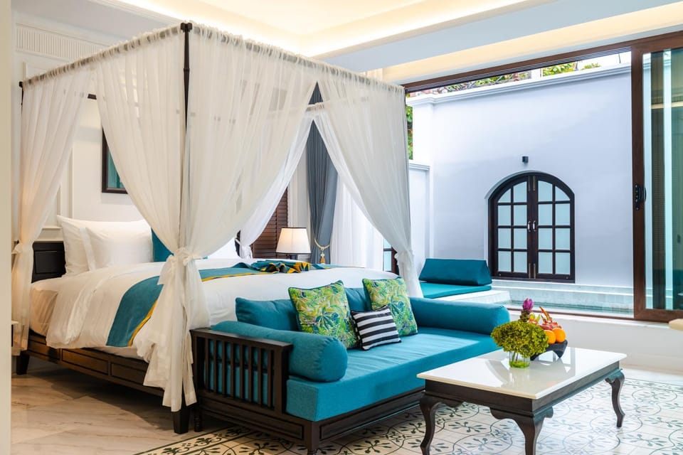 Bed, Living room, Photo of the whole room, Seating area, Bedroom, City view