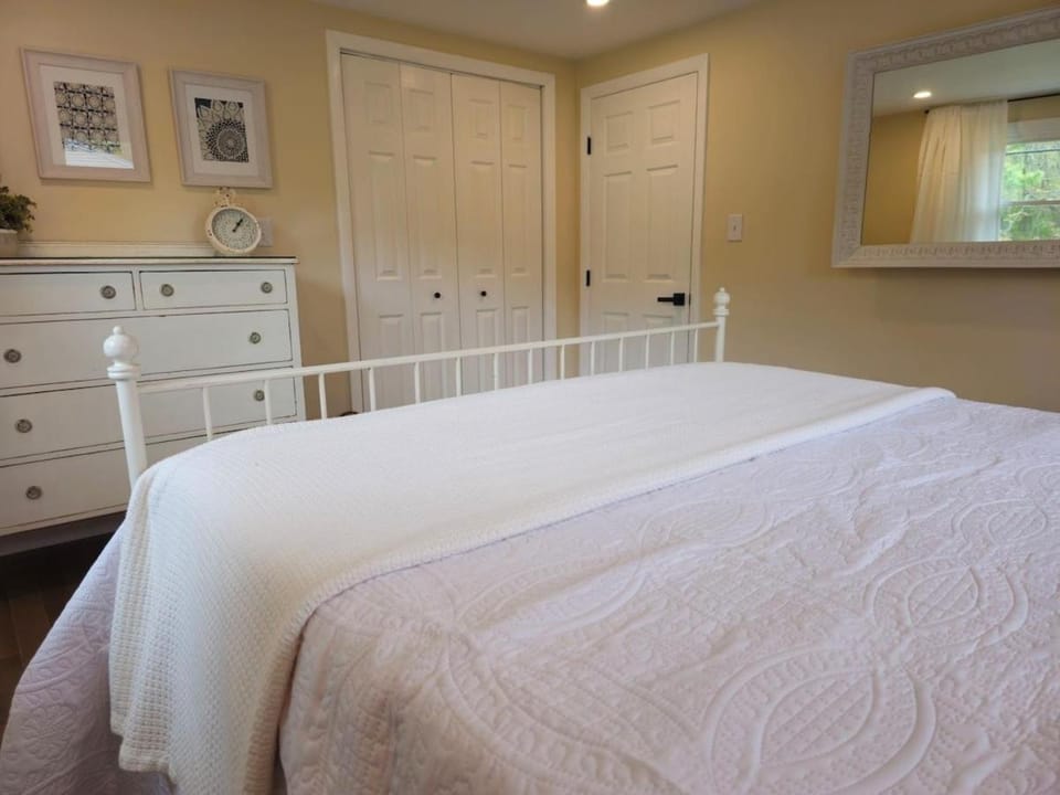 Stay a While in Niantic, Comfort by the Coast Villa in Niantic