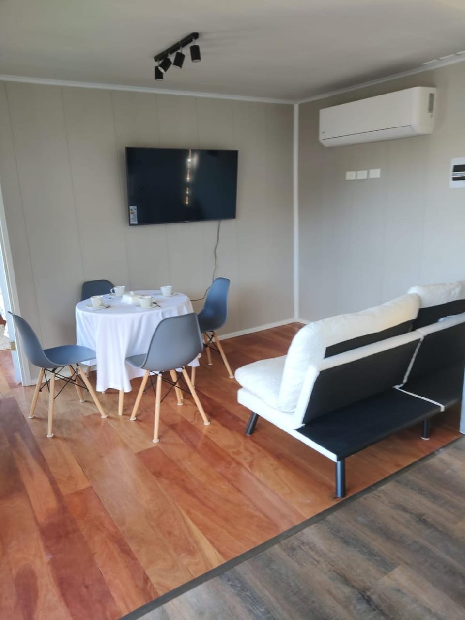 Communal lounge/ TV room, TV and multimedia, Living room, Seating area, Dining area, air conditioner