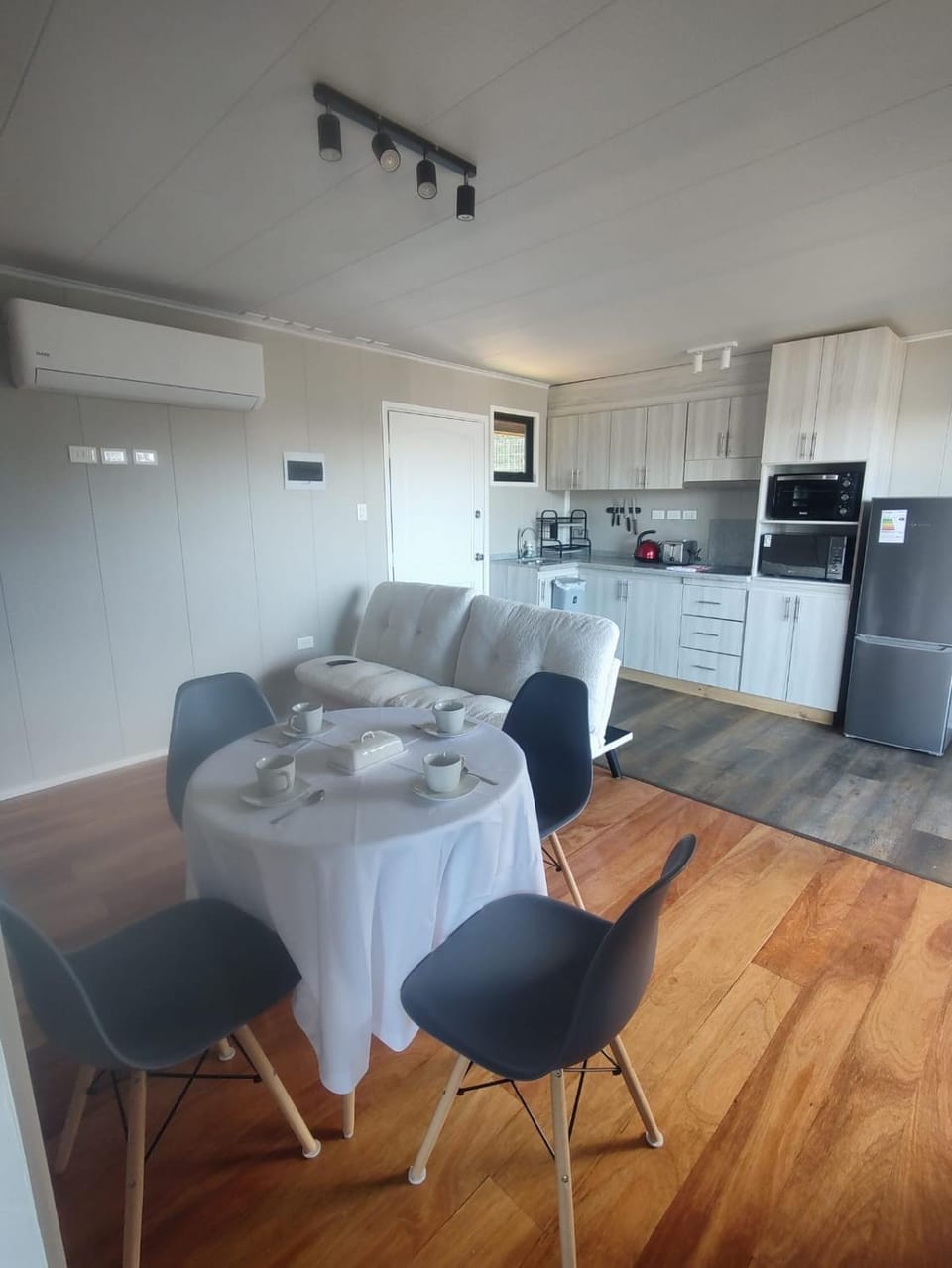 Kitchen or kitchenette, Living room, Seating area, Dining area, oven, stove