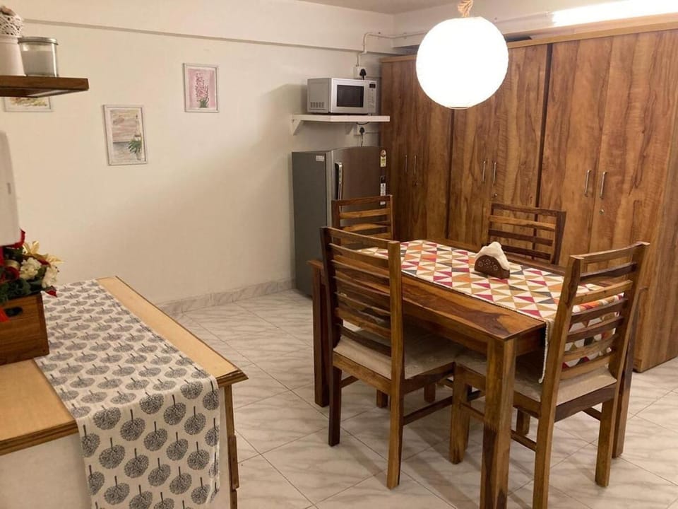 Studio apartment in split level bungalow with pool access Apartment in Kochi