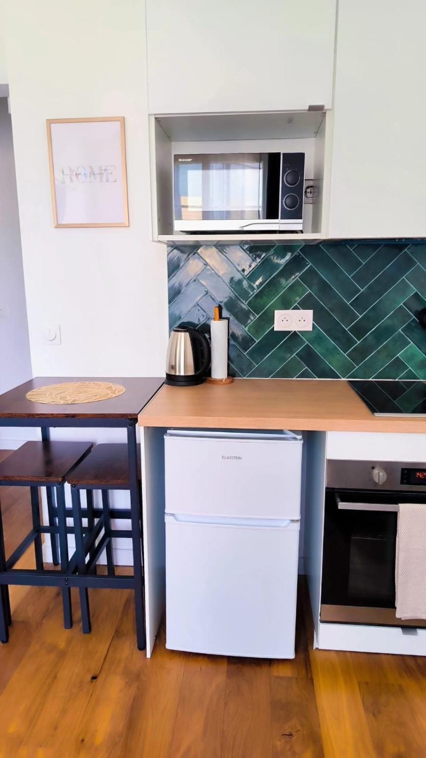 Kitchen or kitchenette, minibar