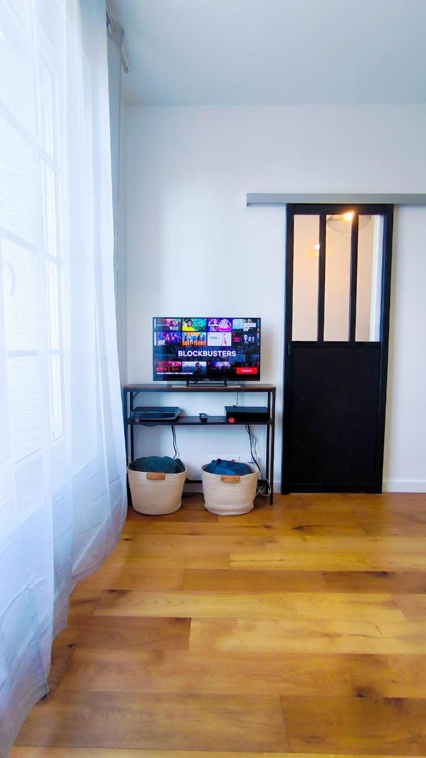 TV and multimedia, Living room, Evening entertainment