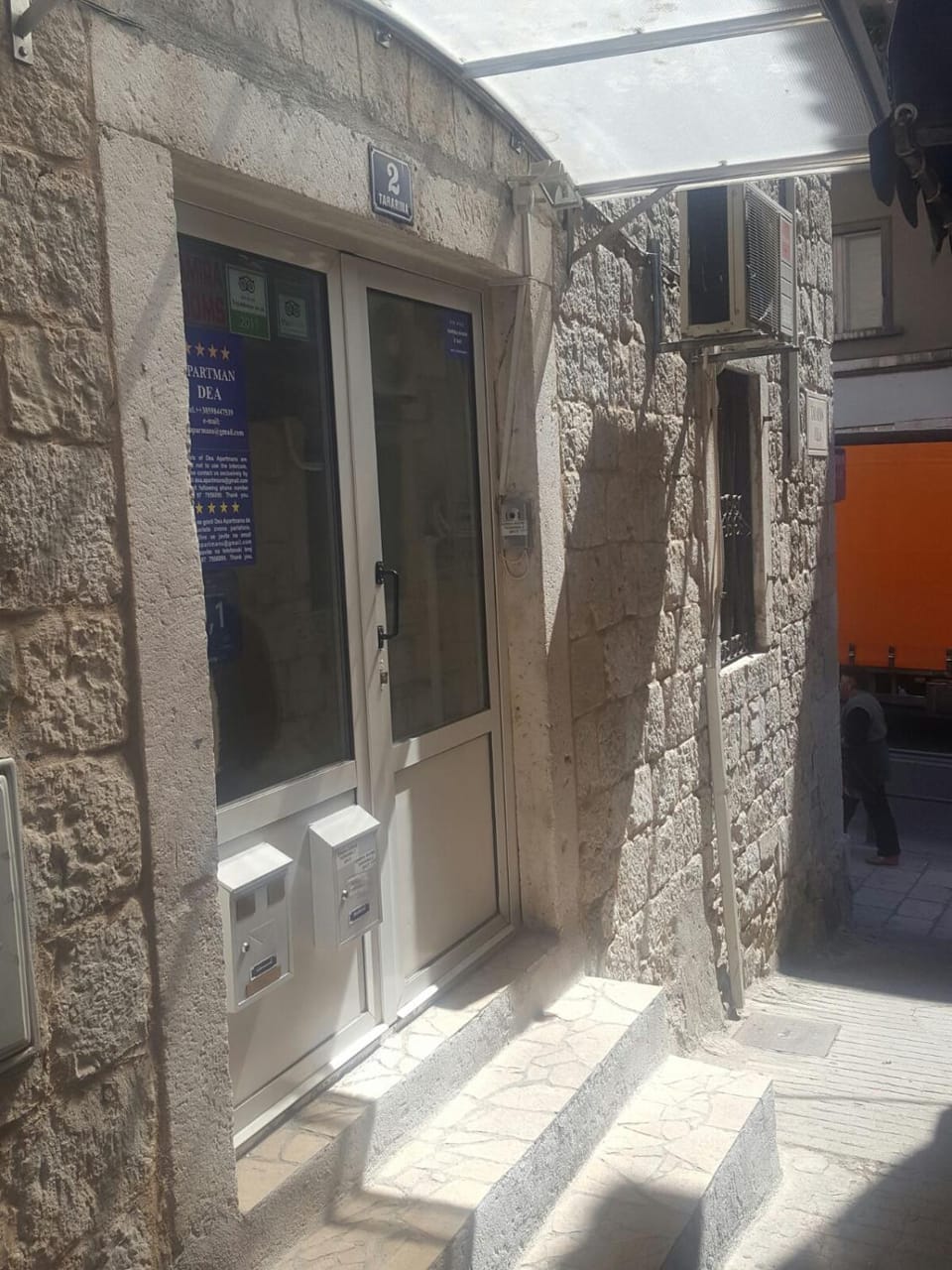 Facade/entrance