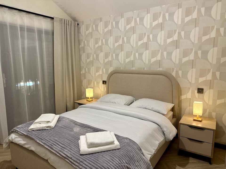 Bed, Bedroom, towels