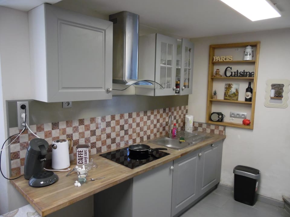 Coffee/tea facilities, stove, kitchen
