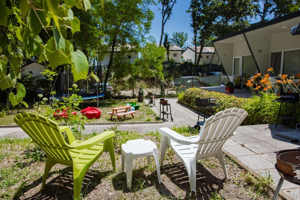 Property building, Patio, Spring, Day, Garden