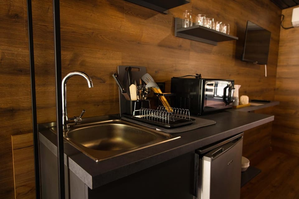 Coffee/tea facilities, Kitchen or kitchenette, stove