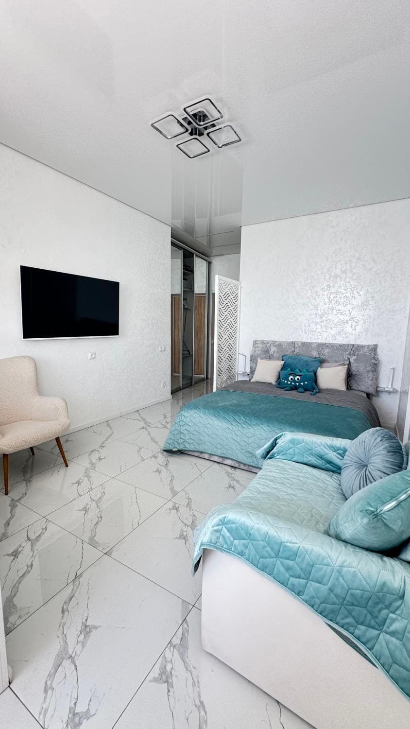 Bed, TV and multimedia, Bedroom