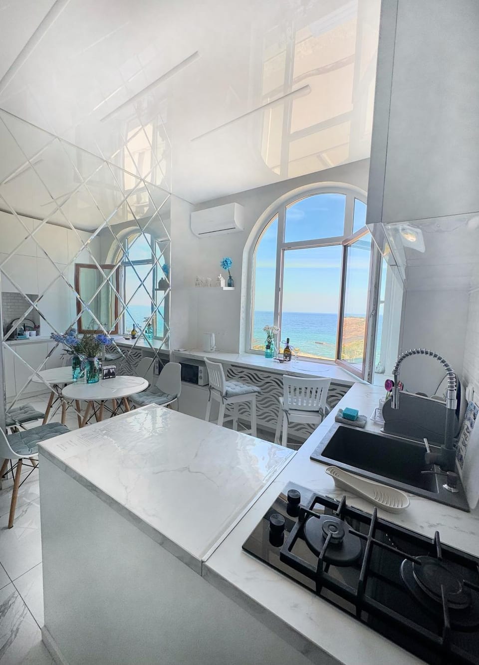 Kitchen or kitchenette, Sea view