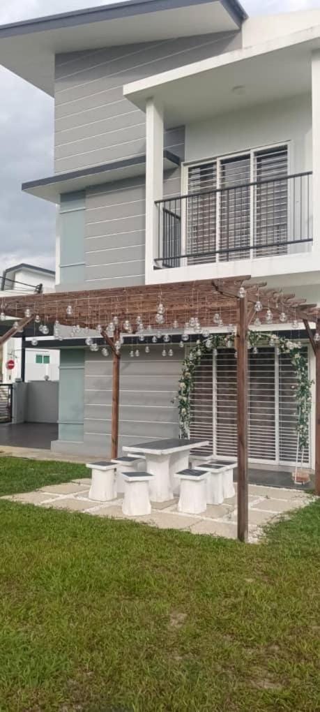 Property building, Day, Garden, Garden view