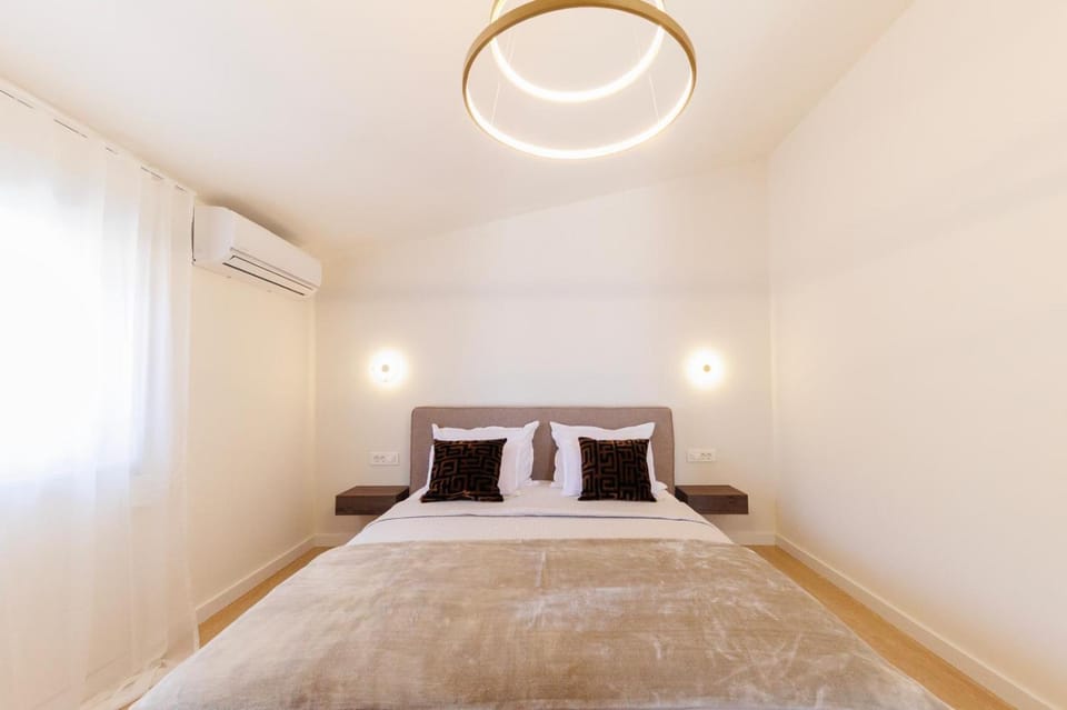 Bed, Photo of the whole room, Bedroom, air conditioner