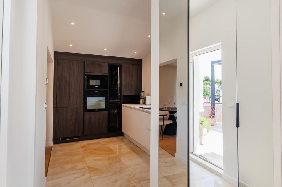 Kitchen or kitchenette, minibar