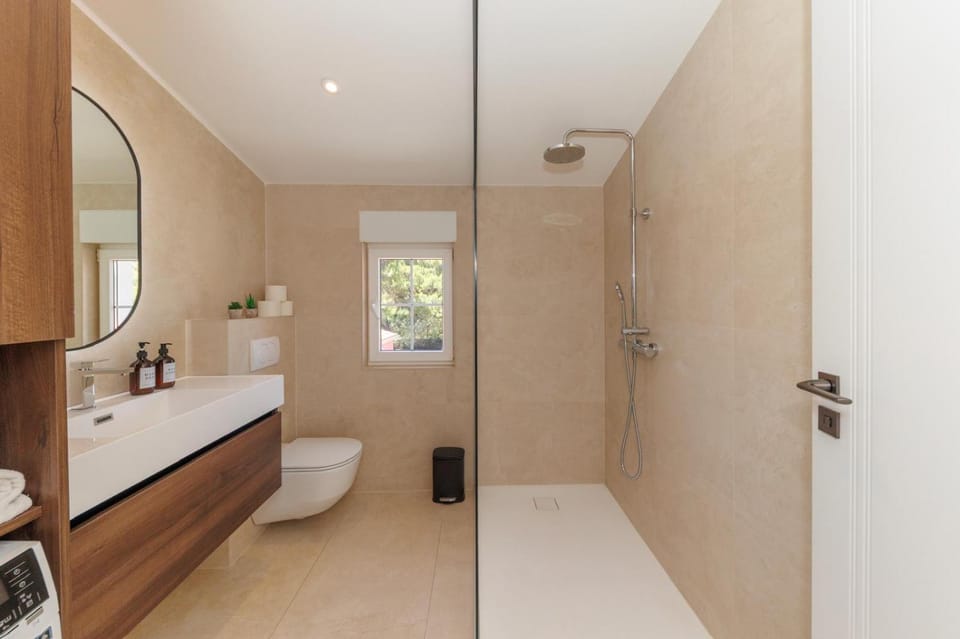 Shower, Toilet, Bathroom, towels