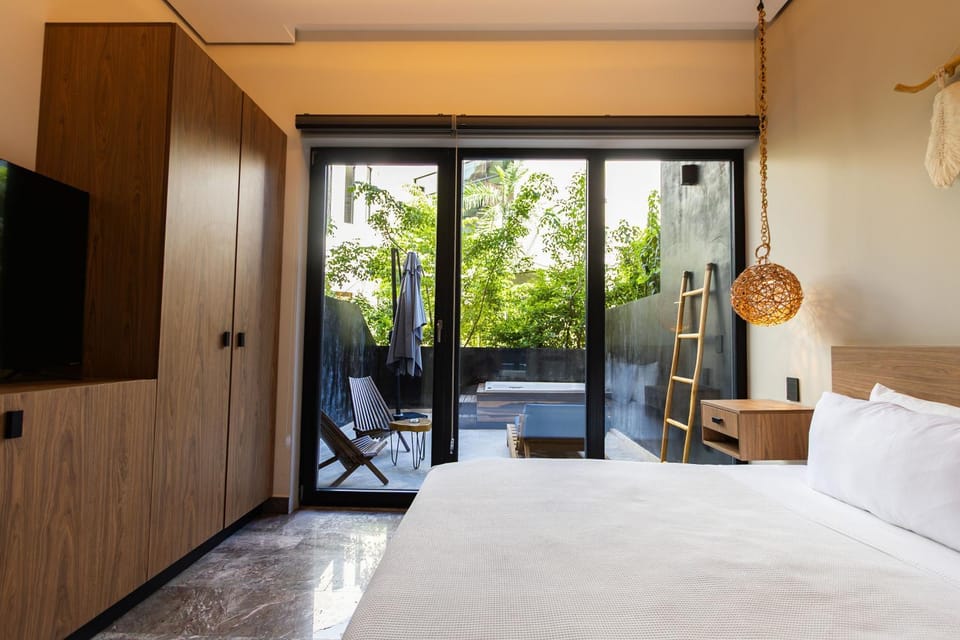 Bed, Hot Tub, TV and multimedia, Balcony/Terrace, Bedroom, Garden view, wardrobe, air conditioner