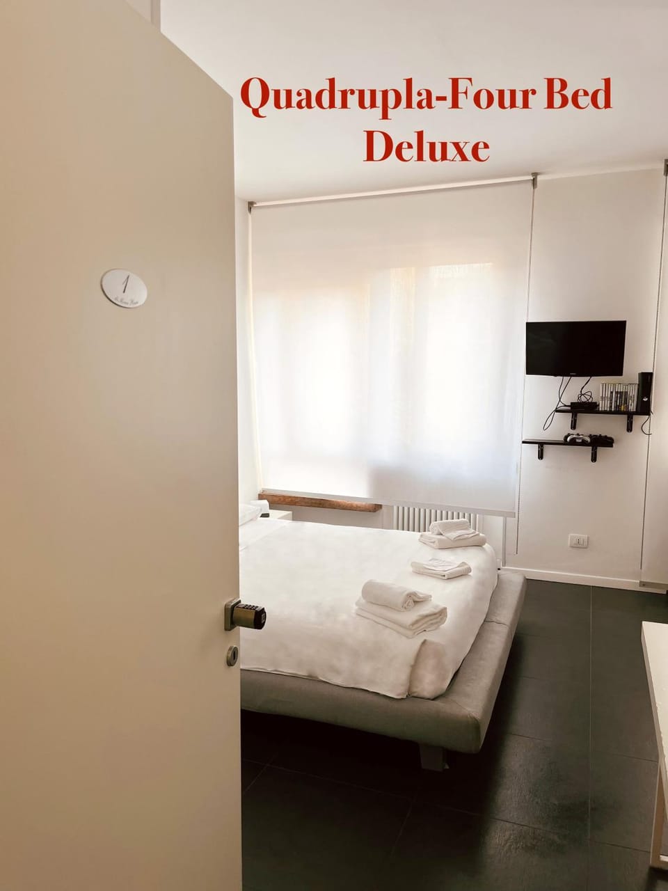 Bed, TV and multimedia, Photo of the whole room, Bedroom, towels