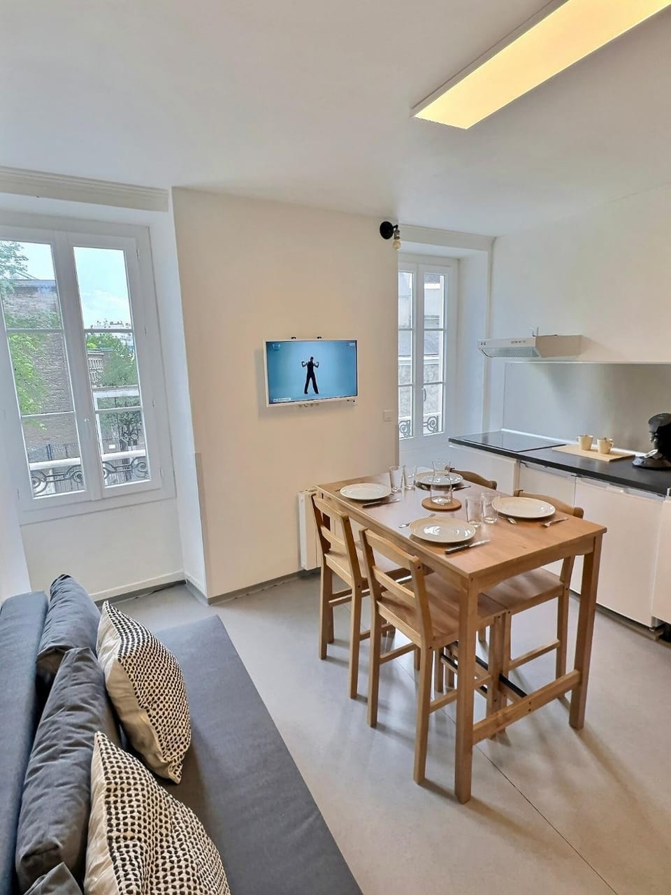 TV and multimedia, Kitchen or kitchenette, Living room, Seating area, Dining area