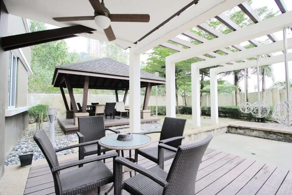 A Chic 4BR Oasis with Gazebo Your Dream Getaway House in Hulu Langat