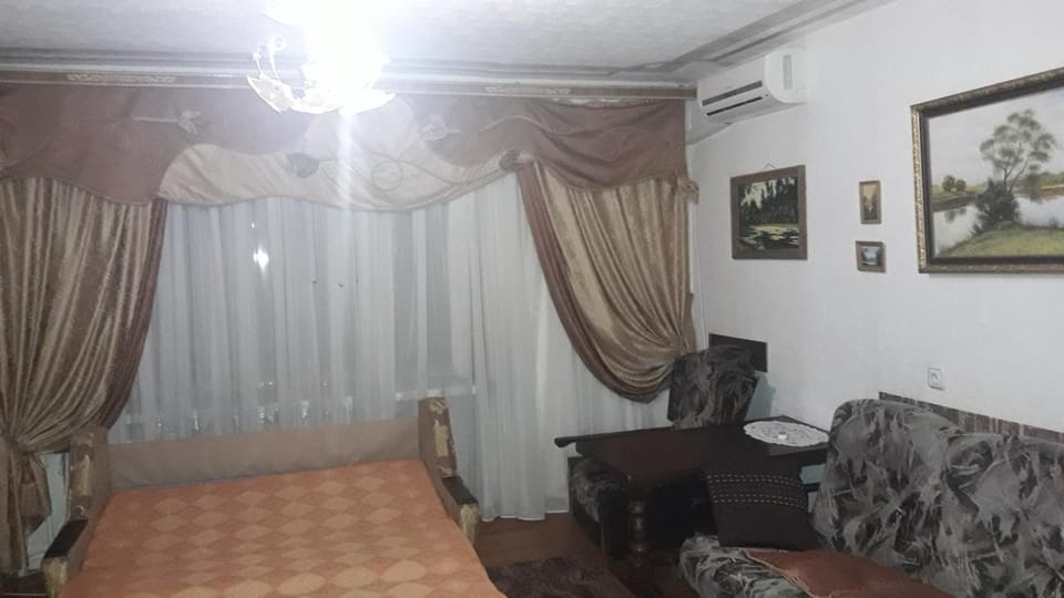 Вишенька,Проспект Космонавтів 42, ТЦ Мир, Мегамол, Магігранд Apartment in Ukraine