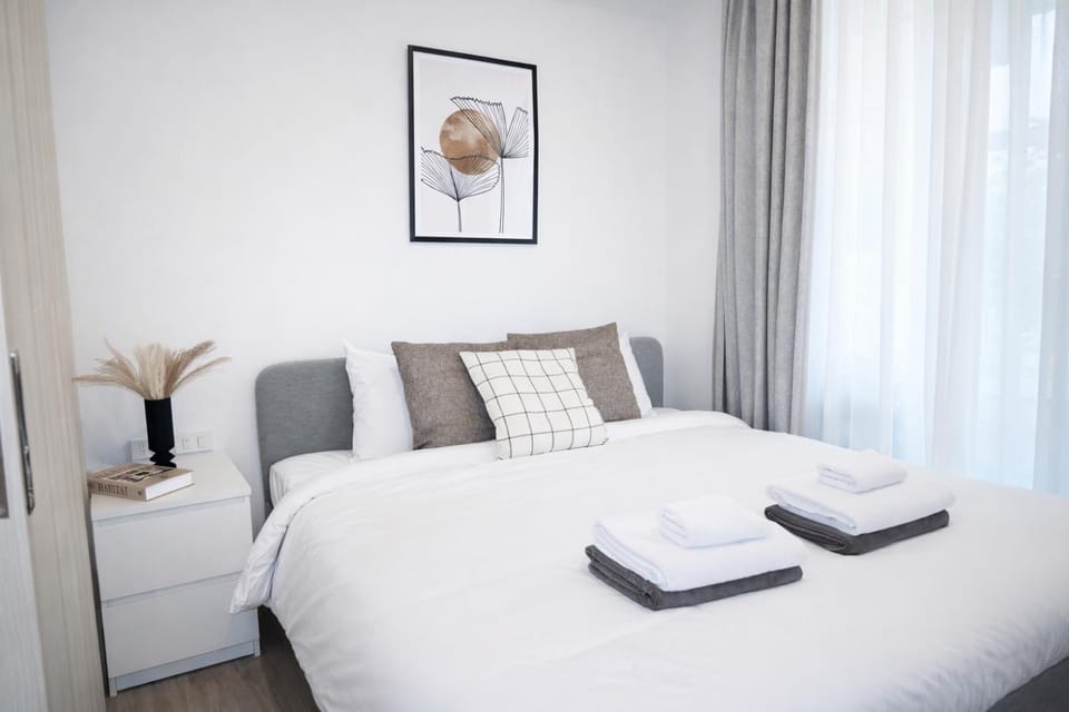 Bed, Bedroom, towels