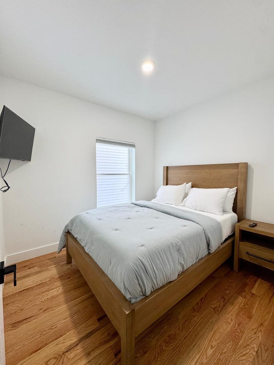 Bed, TV and multimedia, Photo of the whole room, Bedroom