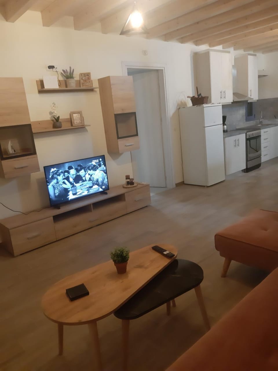 TV and multimedia, Kitchen or kitchenette, Living room, Seating area, Dining area, oven, stove