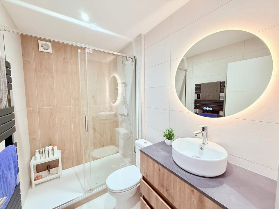 Shower, Toilet, Bathroom, towels