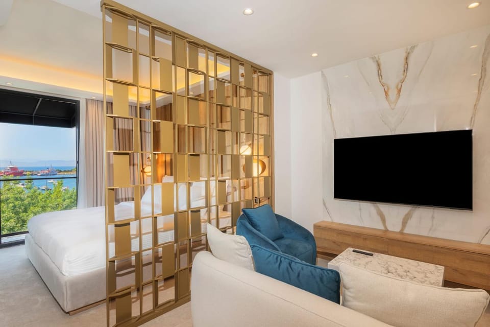 Communal lounge/ TV room, TV and multimedia, Seating area