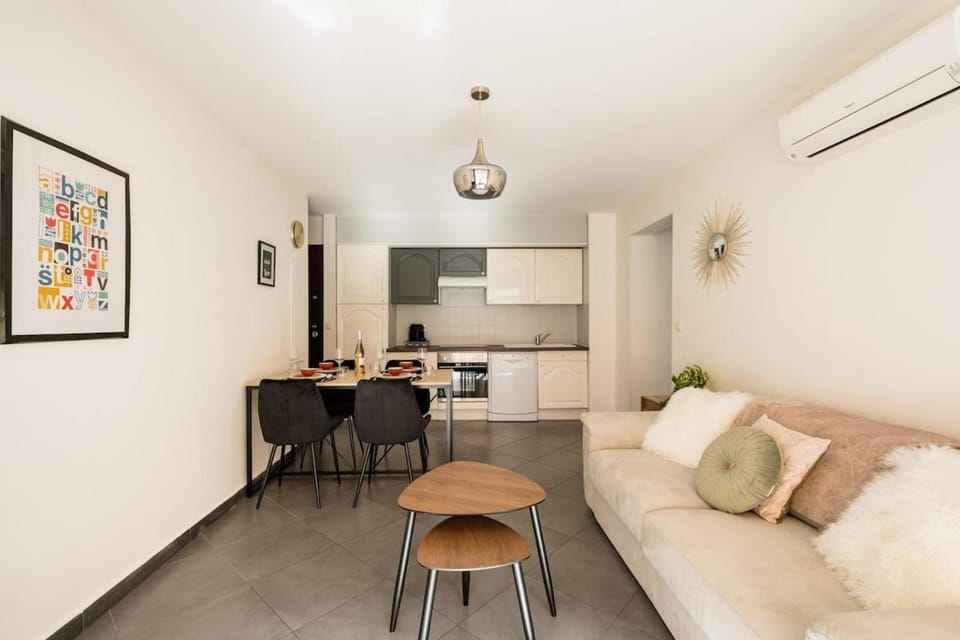 Air conditioned apartment, 3 min walk to the beaches, Garage Apartment in Antibes
