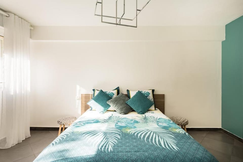 Air conditioned apartment, 3 min walk to the beaches, Garage Apartment in Antibes