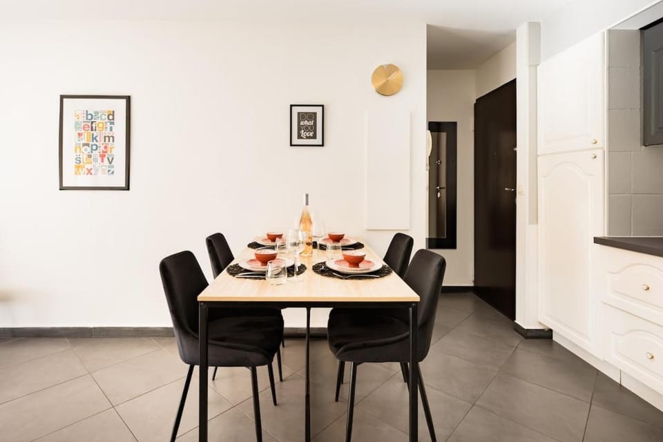 Air conditioned apartment, 3 min walk to the beaches, Garage Apartment in Antibes
