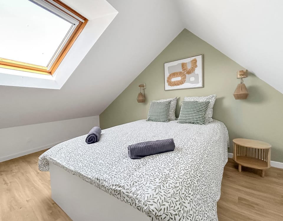 Bed, Photo of the whole room, Bedroom, towels