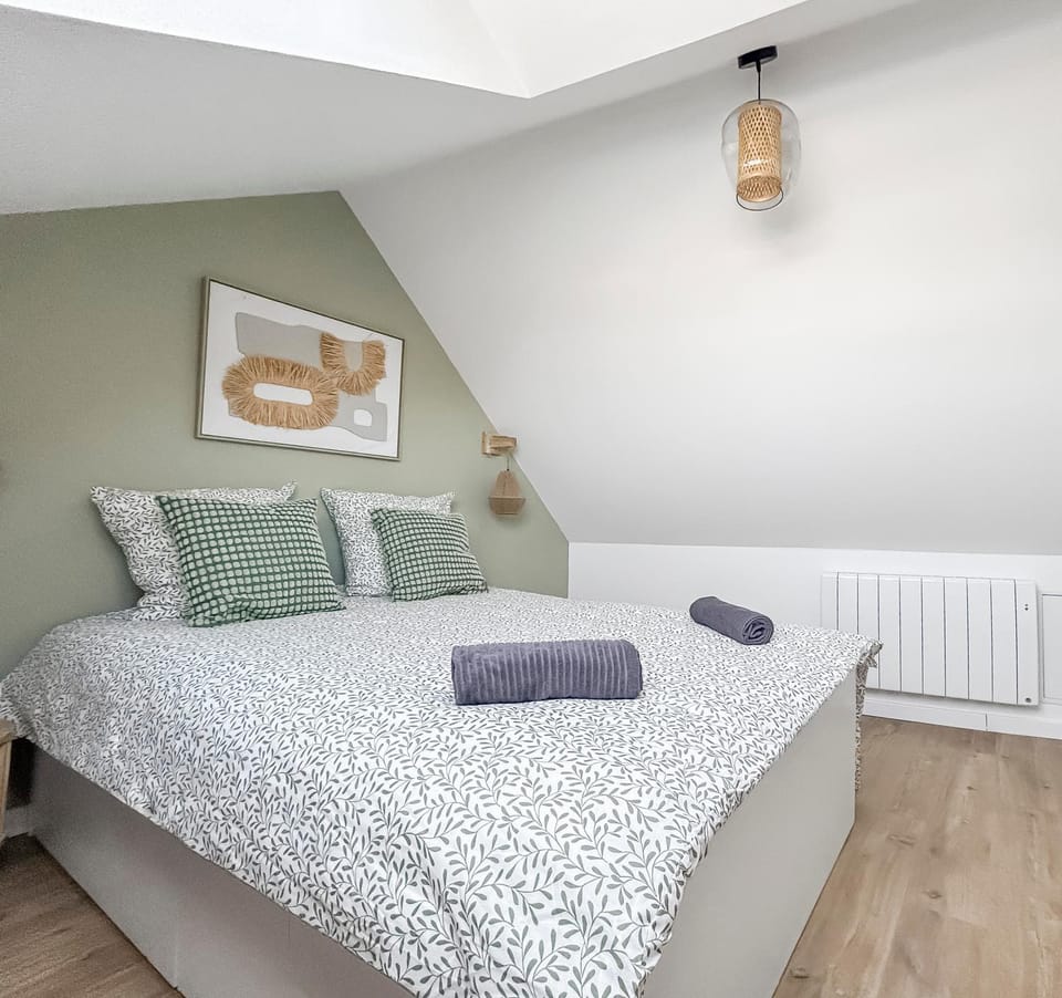 Bed, Photo of the whole room, Bedroom, internet, towels