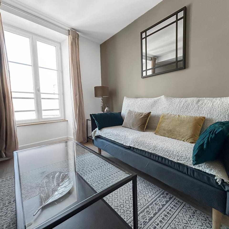 Bed, Living room, Photo of the whole room, Seating area, Bedroom