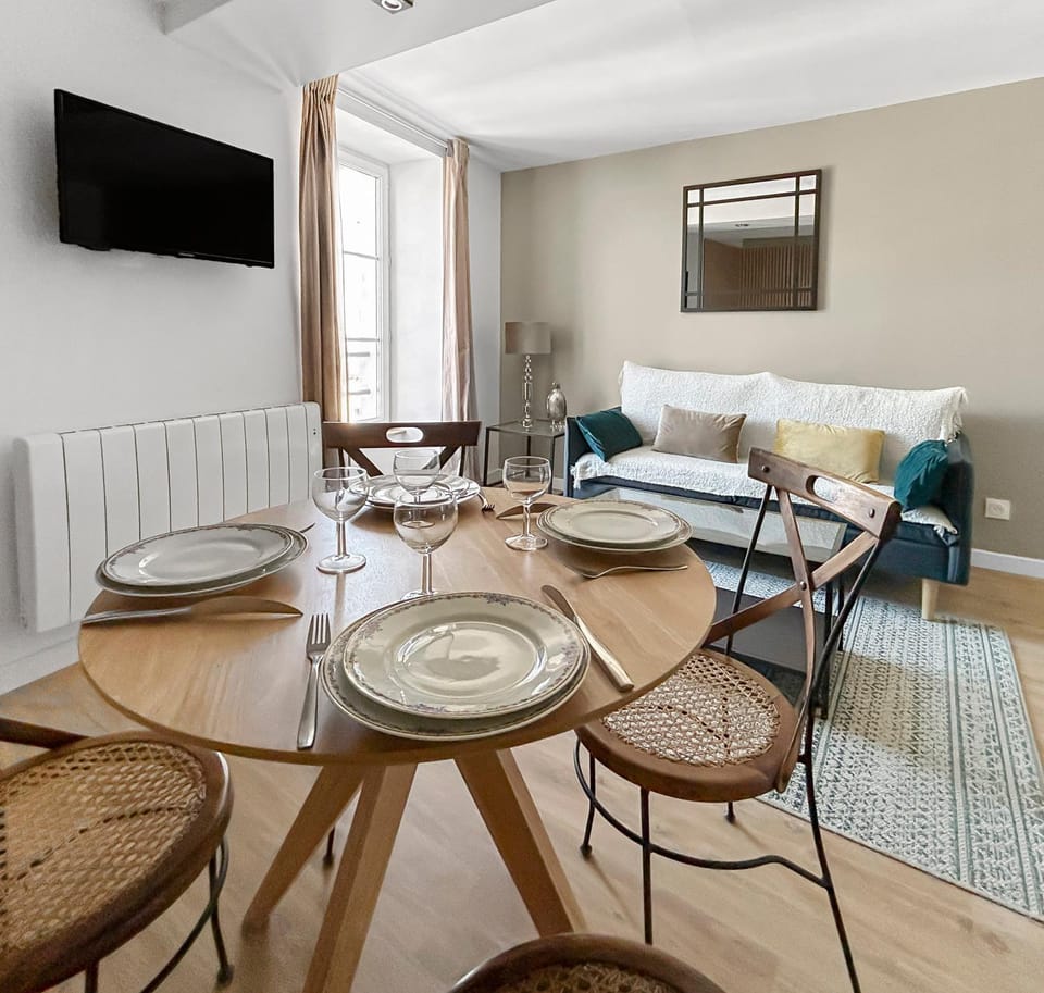 Bed, TV and multimedia, Photo of the whole room, Seating area, Dining area, Bedroom