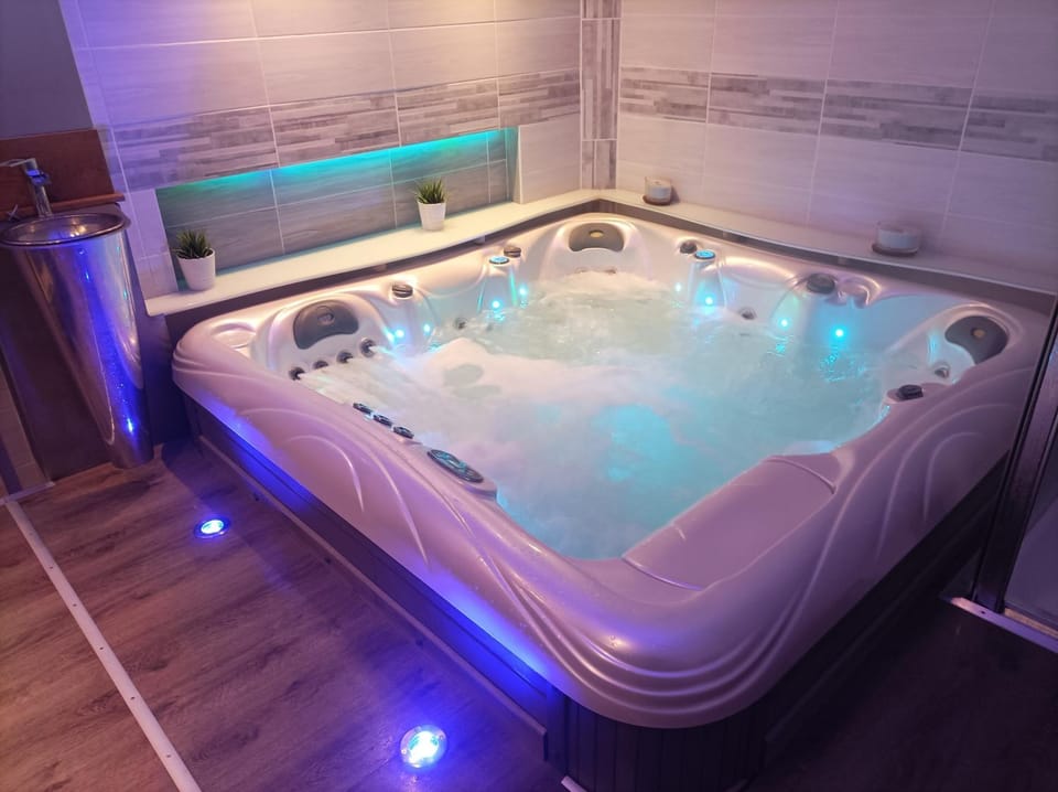 Hot Tub, Hot Tub, Spa and wellness centre/facilities