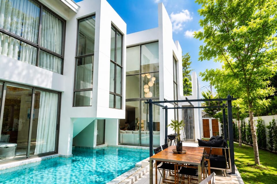 Property building, Swimming pool, sunbed
