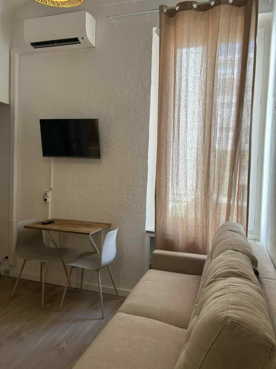 Juan Les Pins Centre, 3-person studio with mezzanine Apartment in Antibes