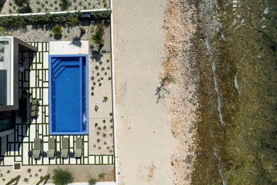 Property building, Day, Bird's eye view, Pool view, Swimming pool, Swimming pool