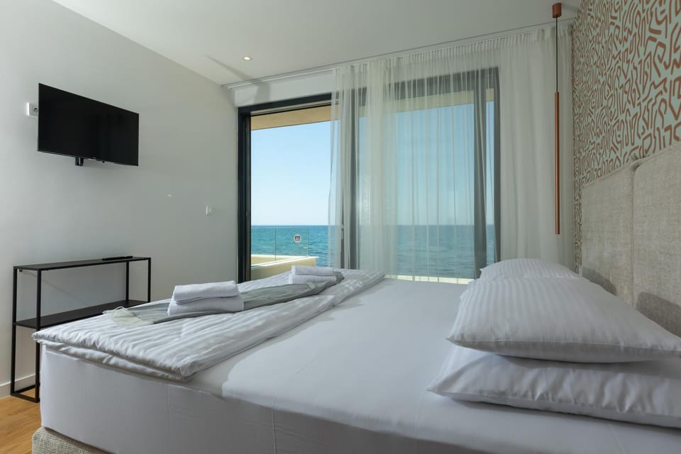 Bed, TV and multimedia, Photo of the whole room, Bedroom, Sea view, towels