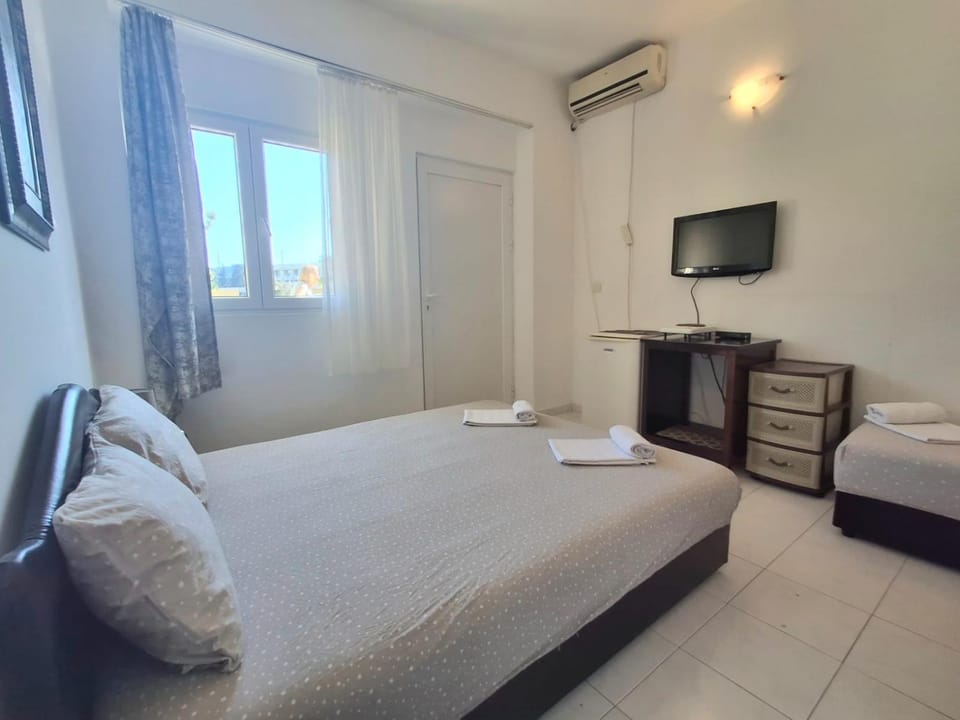 Bed, TV and multimedia, Bedroom, towels, air conditioner