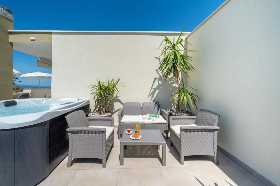 Penthouse Apartment Golden View with private Jacuzzi and 100m2 terrace - Makarska Exklusiv Apartment in Makarska