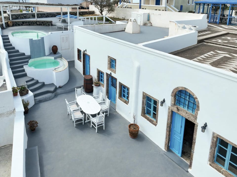 Property building, Patio, Day, Pool view, Swimming pool, sunbed