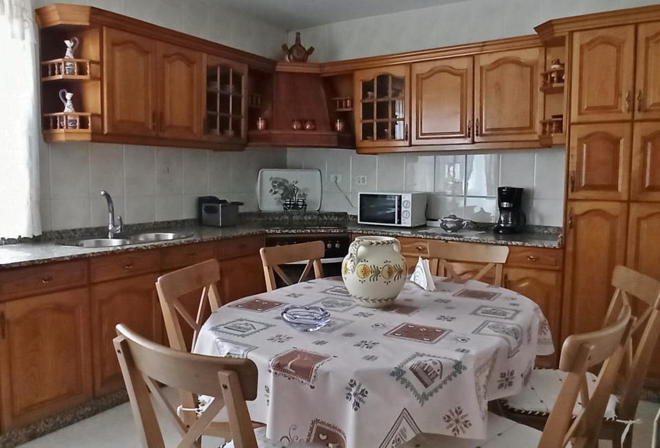 Kitchen or kitchenette, Dining area, stove, toaster
