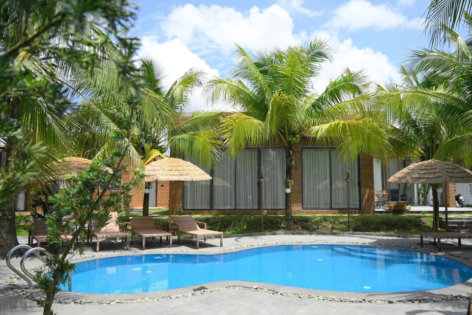 Property building, Spring, Day, Natural landscape, Garden, Garden view, Pool view, Swimming pool, sunbed