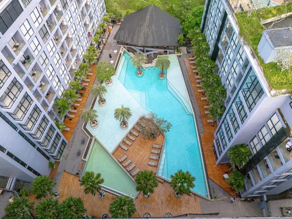 Property building, Other, Swimming pool, sunbed