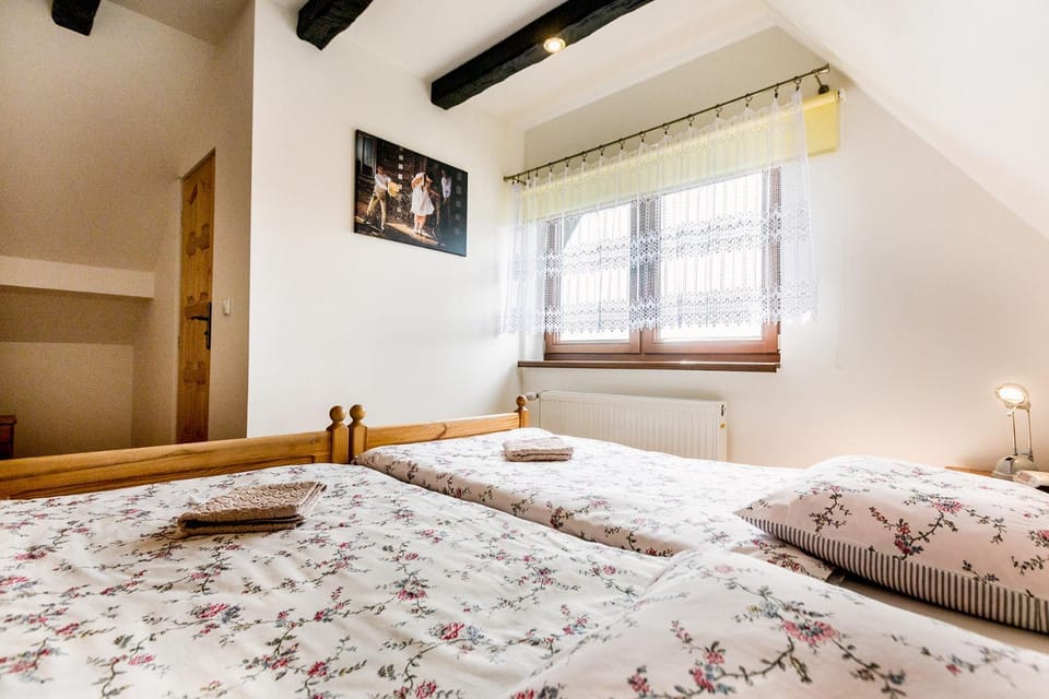 Bed, Photo of the whole room, towels